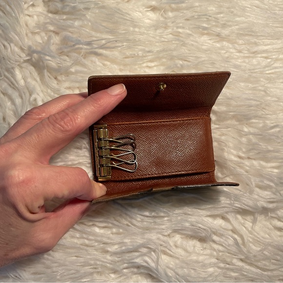 Louis Vuitton LV Monogram Key Holder - Picture 5 of 8